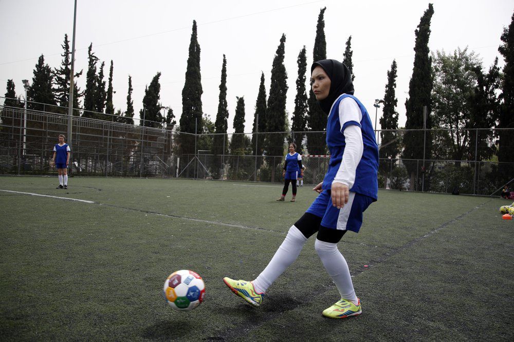 Refugiadas en Grecia encuentran alivio en el fútbol